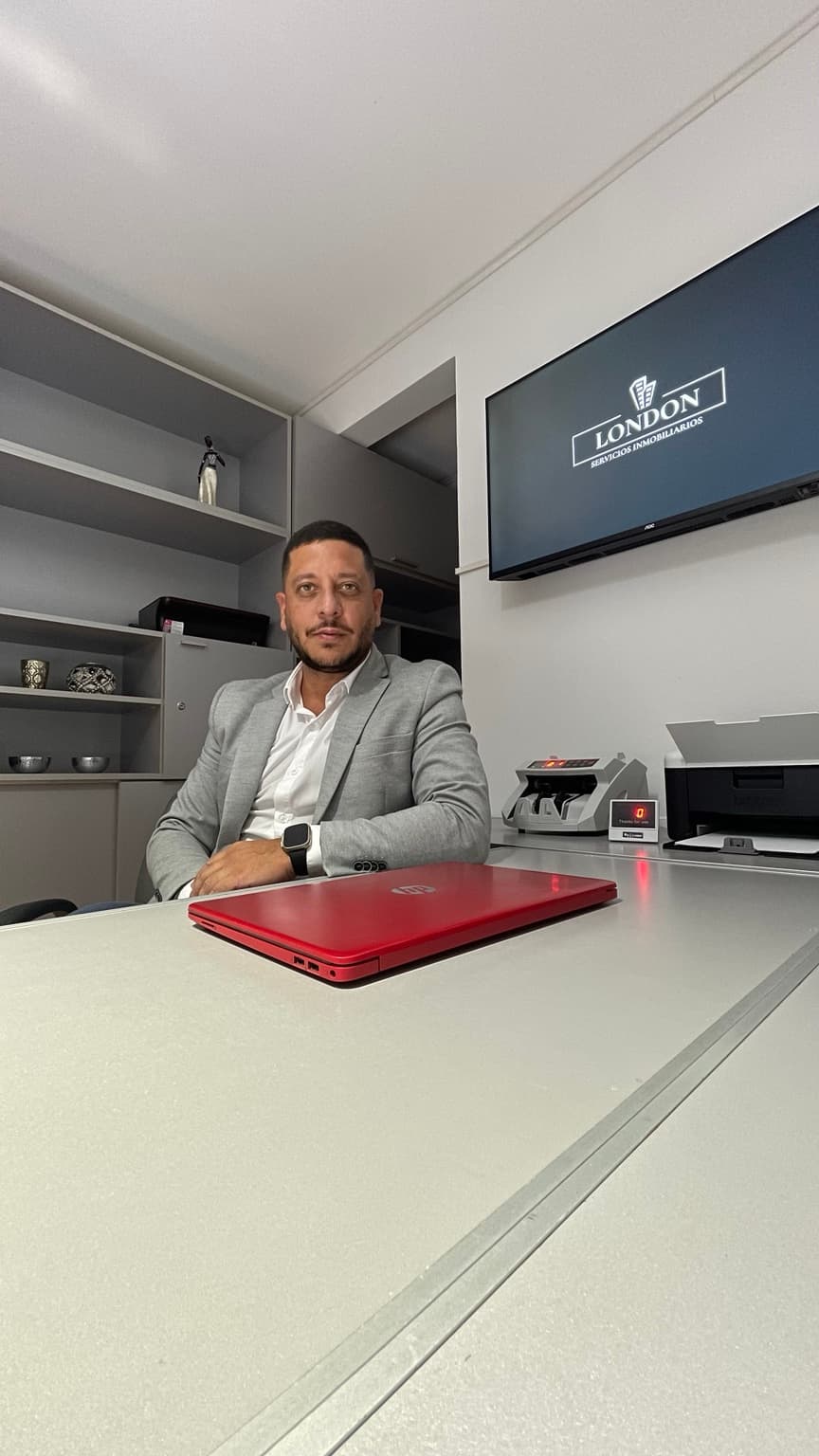 Luciano Fridrico en la oficina de London